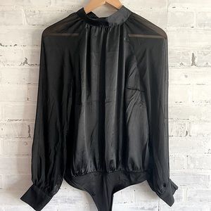 // Satin Abercrombie & Fitch bodysuit. Perfect for work or the holidays. ✨